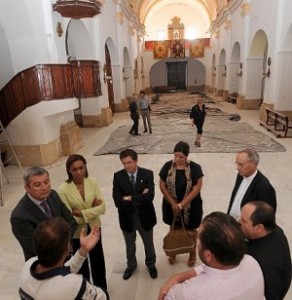 La consejera de Cultura valenciana, con chaqueta amarilla, junto al alcalde, la edil de Cultura y representantes del Obispado y del Paso Encarnado, en el templo. :: PACO ALONSO / AGM