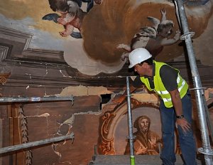 Detalle de los daños sufridos en la cúpula de la capilla del Rosario, sede religiosa del Paso Blanco. :: P. A. / AGM